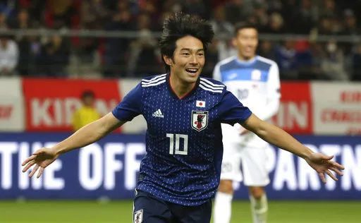 天赋溢出的日本队10号，如今被痛骂：为钱踢球的“异类”