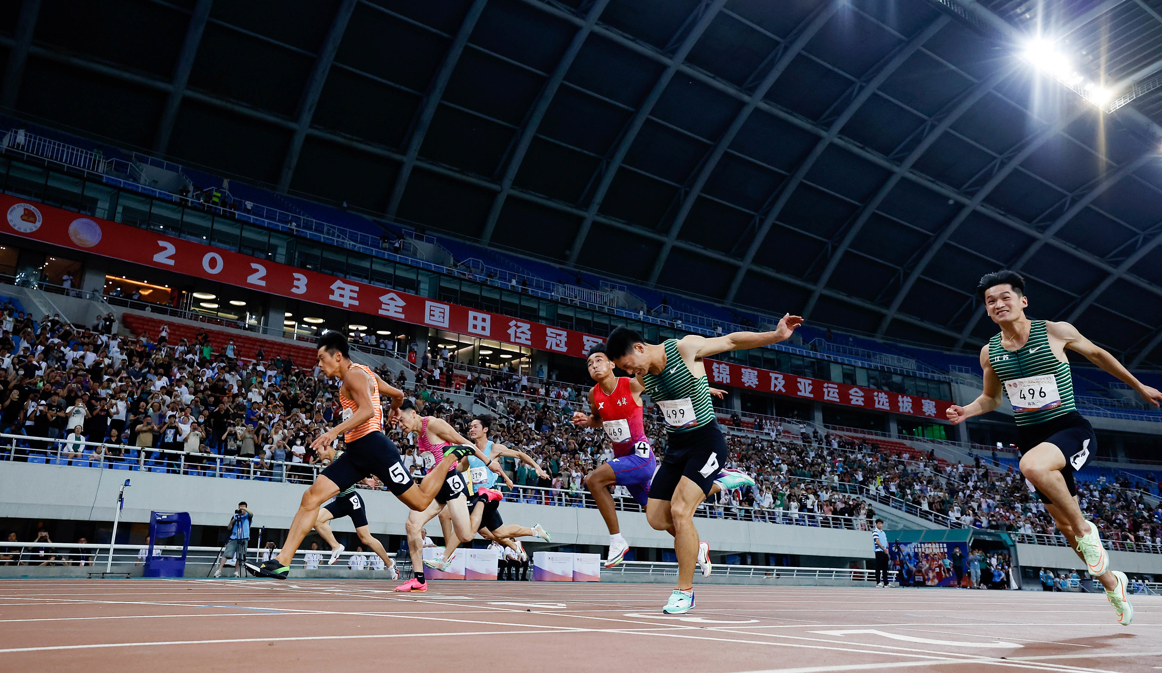 6月27日，浙江队选手谢震业（前左一）在男子100米决赛中冲刺。 新华社记者王丽莉摄