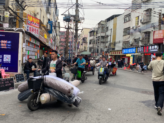 忙碌的康乐村。作者拍摄