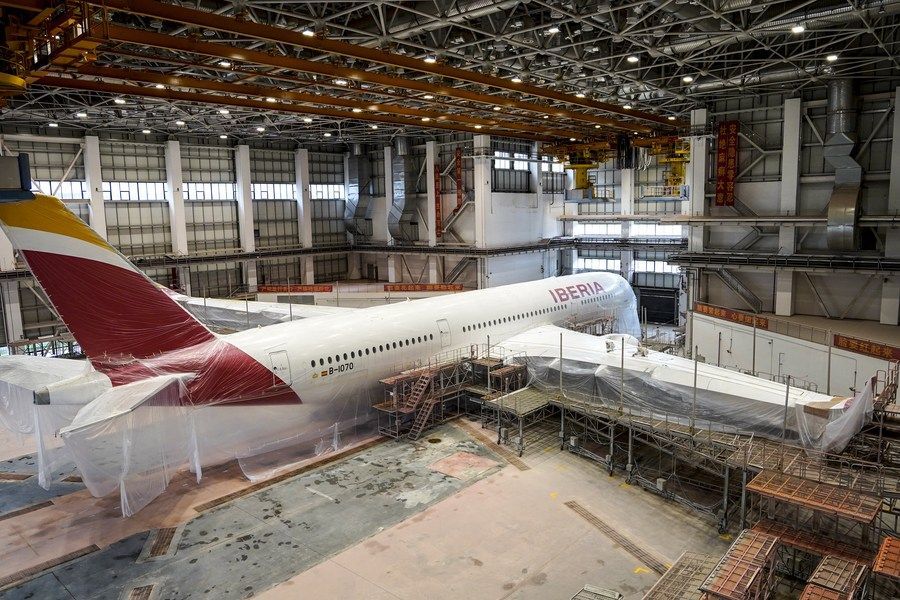 5月11日,喷涂作业员对空客A350-900宽体客机进行打磨除漆。新华社记者 张丽芸 摄