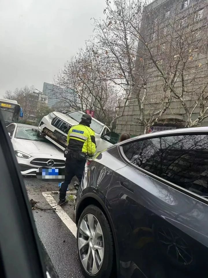 “奔驰女车主当场吓哭！”杭城今早离奇车祸，后车司机还原现场一幕！刚刚交警通报