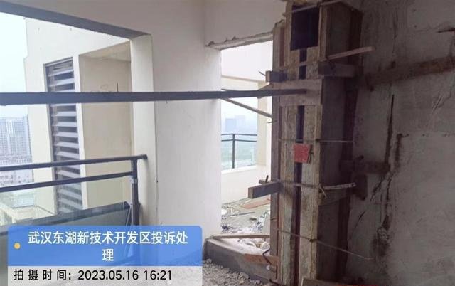 房管局提供的承重墙修复中的照片