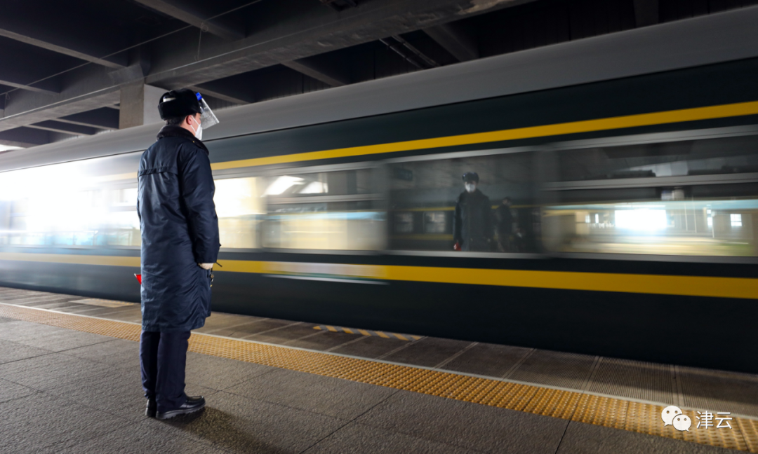 直击春运启幕忙忙碌碌和大包小包有人提前半天就来候车