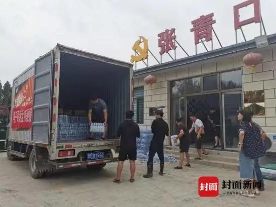 谢孟伟出示的物资车在张青口村发放物资的图片（图据受访者）