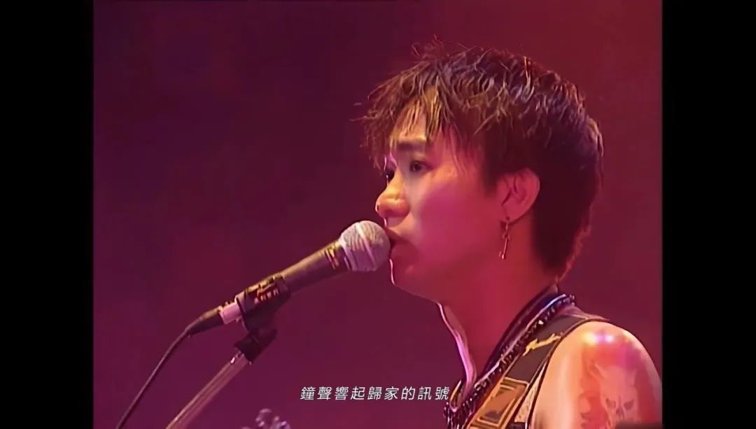 1991年9月，香港红磡体育馆，黄家驹在“Beyond Live 1991 生命接触演唱会”上演唱《光辉岁月》。