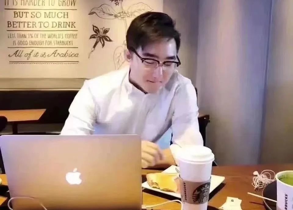 在底层打拼多年后,胡泽秀成为了一名白领