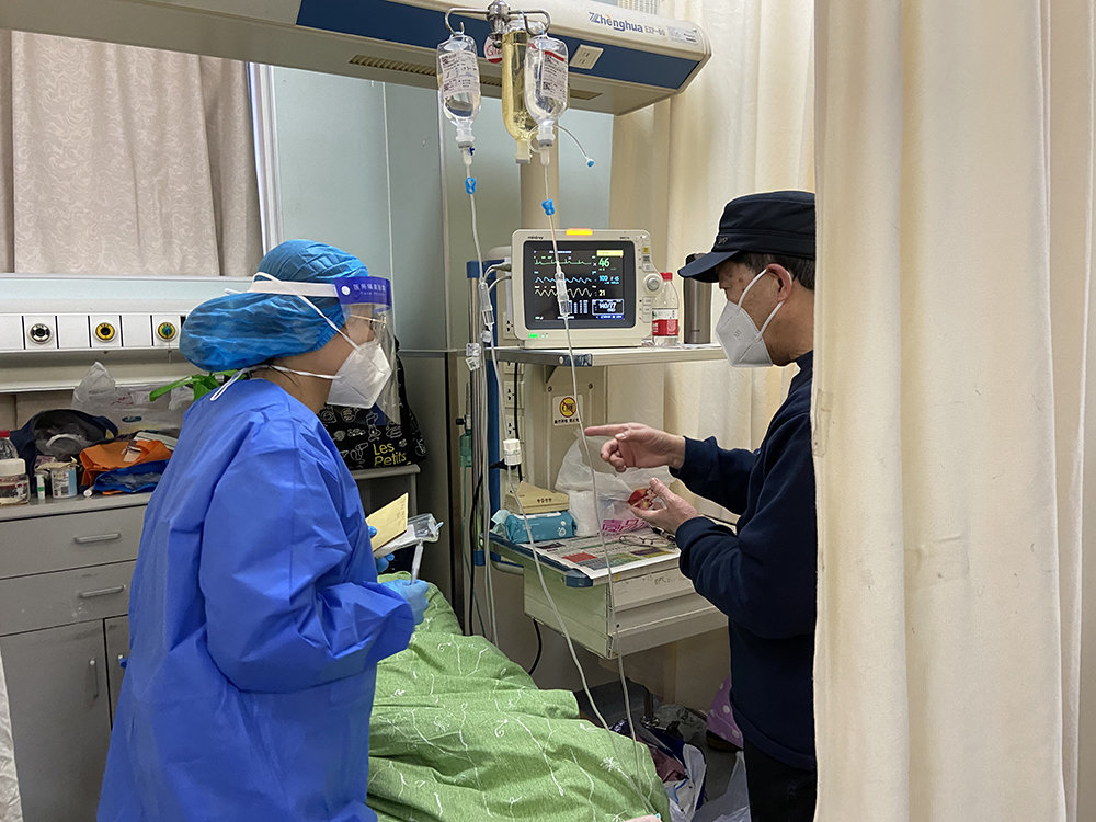 急诊区,医护和患者家属交流。