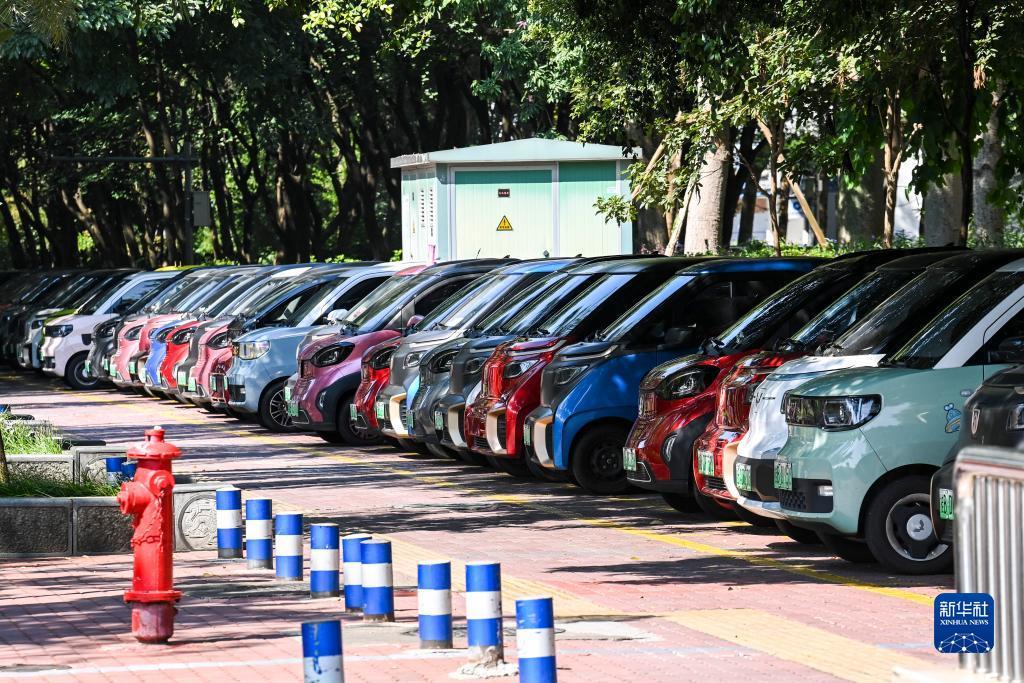 这是在广西柳州市街头拍摄的一处新能源汽车专用停车区(10月16日摄).