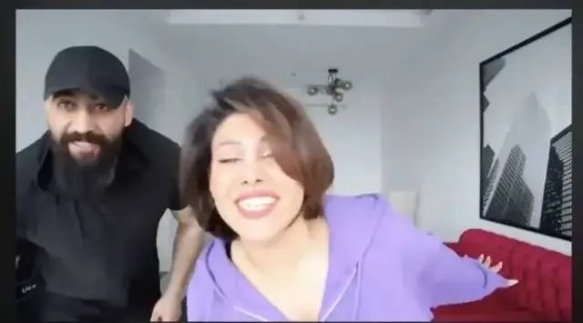 ·蒂巴(右)和男友一起出镜。