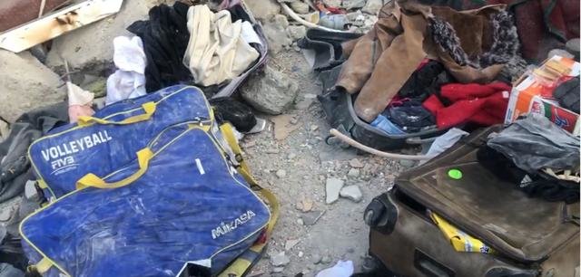 写有volleyball字样的遇难排球运动员装备。图/九派新闻特派记者 王卓