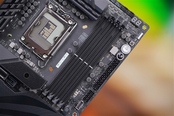 支持14代酷睿!ROG MAXIMUS Z790 DARK HERO主板图赏