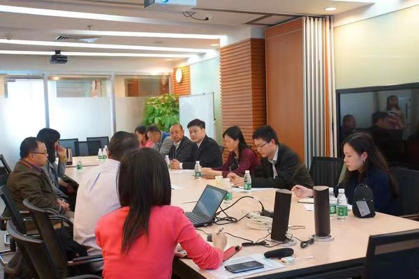 黄伟明(左排第三位,戴眼镜者)。图据网络