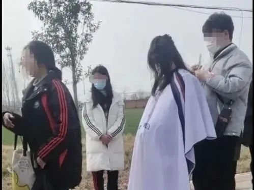 河南某中学“示众式”理发:女生排起长队,咔嚓一声,一头长发没了!
