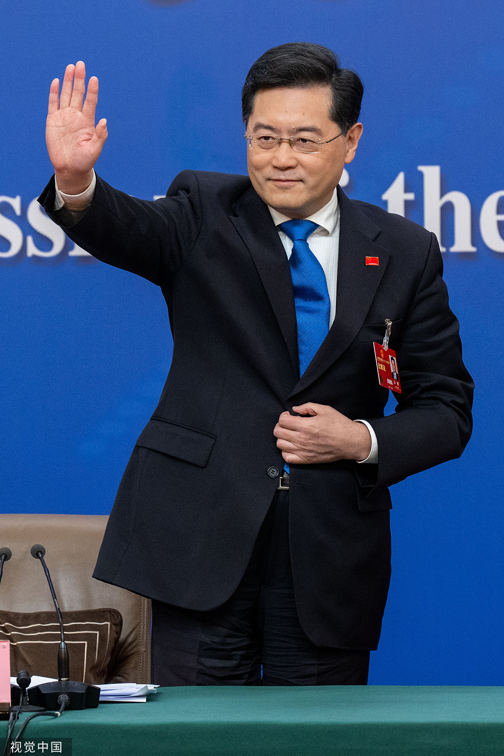 秦刚记者会刚柔并济传递强烈信号