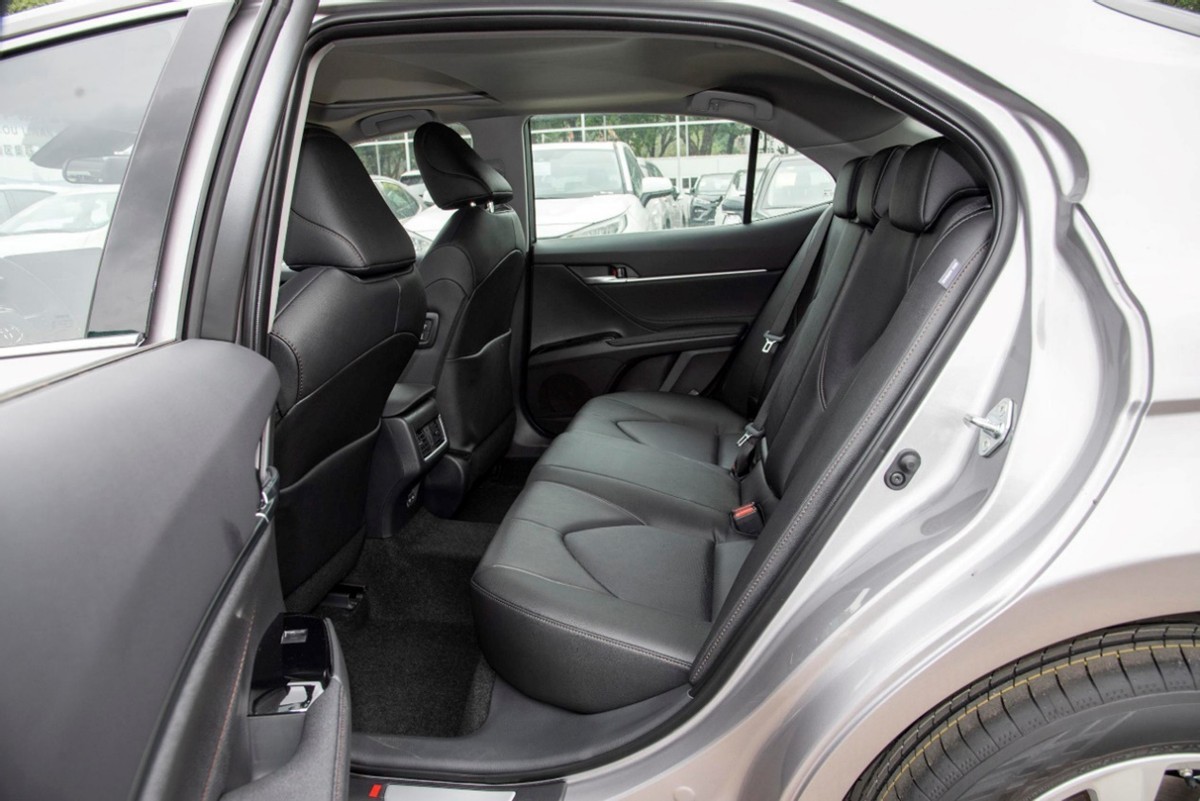 国货之光对比合资老将 全新红旗H5和丰田凯美瑞怎么选?