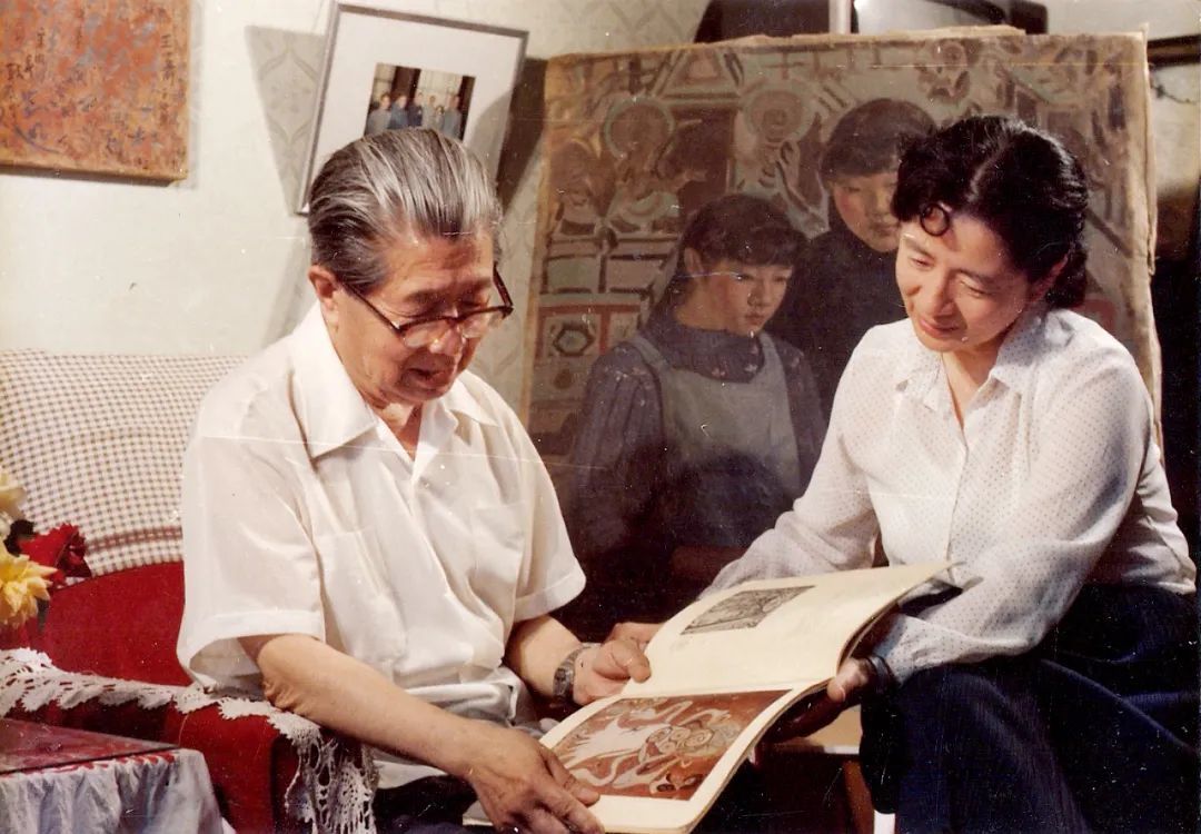 1986年6月，常书鸿与女儿常沙娜在北京家中仍离不开谈“敦煌”。图/受访者提供