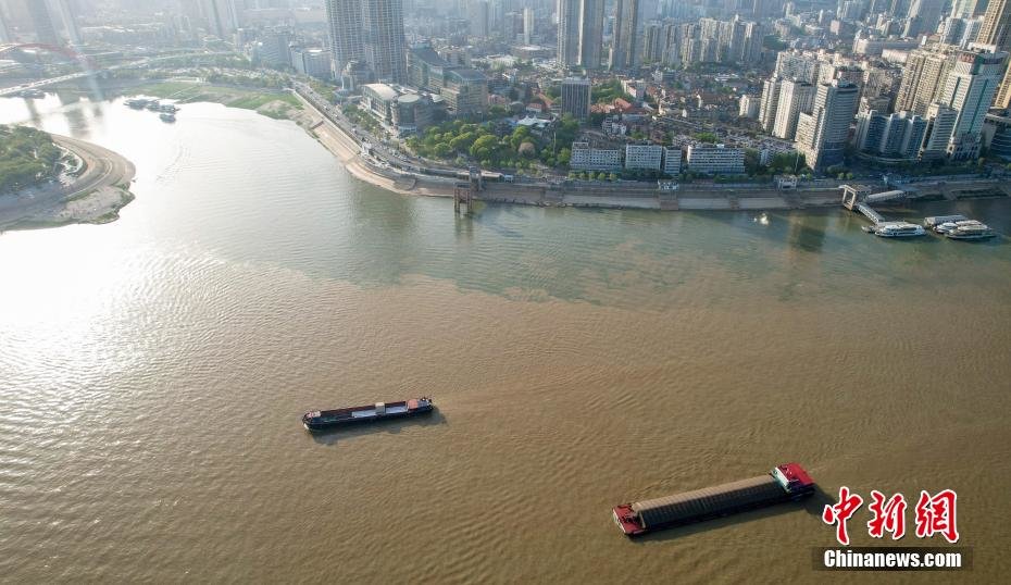 4月9日,航拍长江和汉江交汇处的湖北武汉汉口龙王庙江段,汉江水碧波荡漾,长江水呈现浊黄色,两江交汇口呈现“泾渭分明”的景观。