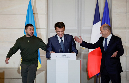 2月8日晚，在法国巴黎，法国总统马克龙（中）、德国总理朔尔茨（右）与乌克兰总统泽连斯基举行联合记者会
