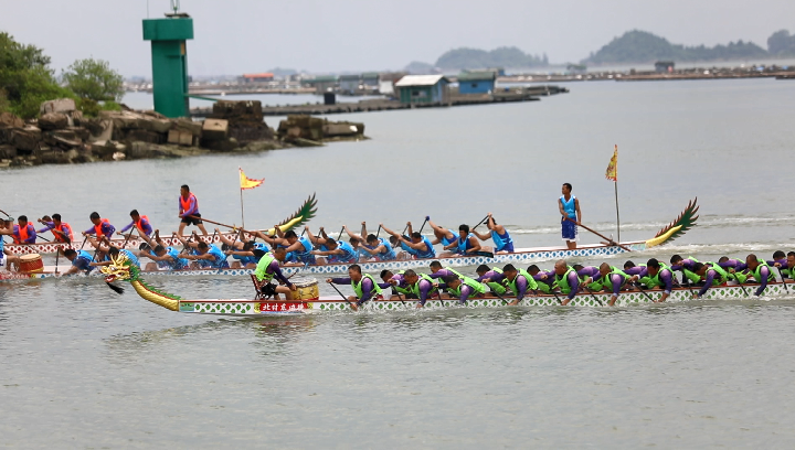 广西钦州市钦南区龙门港镇举行一场海上端午龙舟赛活动。(敖帅昌 摄)