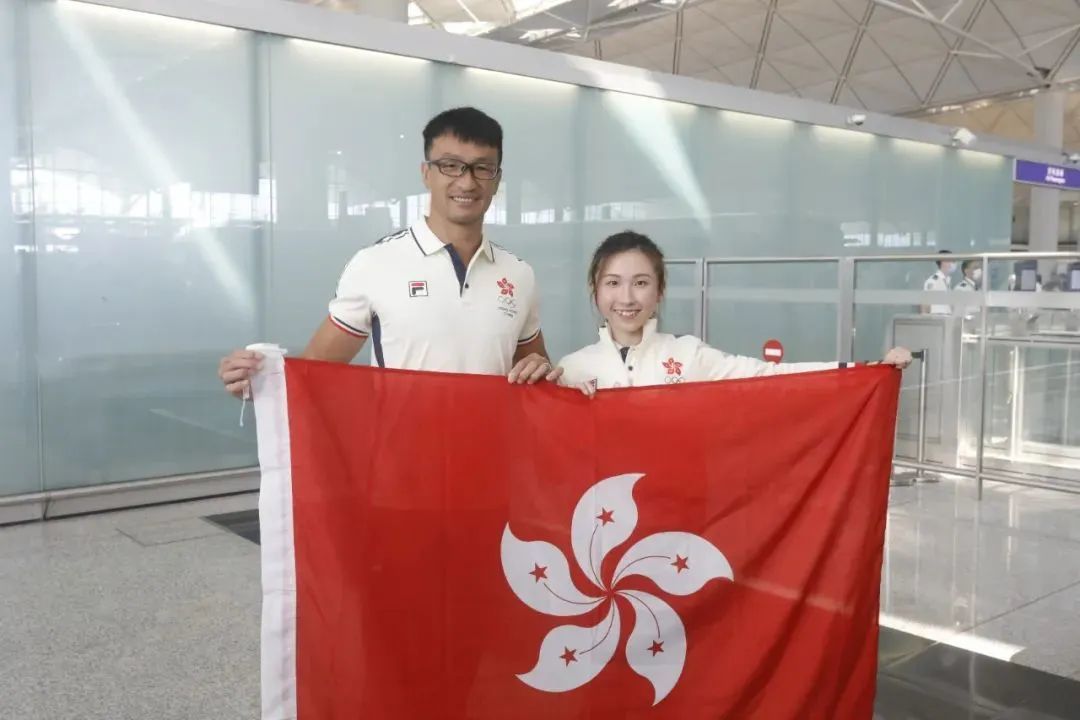 亚运会开幕式两位中国香港代表团旗手，分别是橄榄球运动员姚锦成与武术运动员莫宛萤 图：大湾区之声