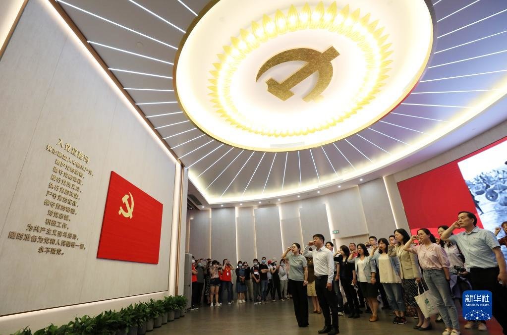 党员在上海中共一大纪念馆里重温入党誓词（2021年6月3日摄）。新华社记者 刘颖 摄