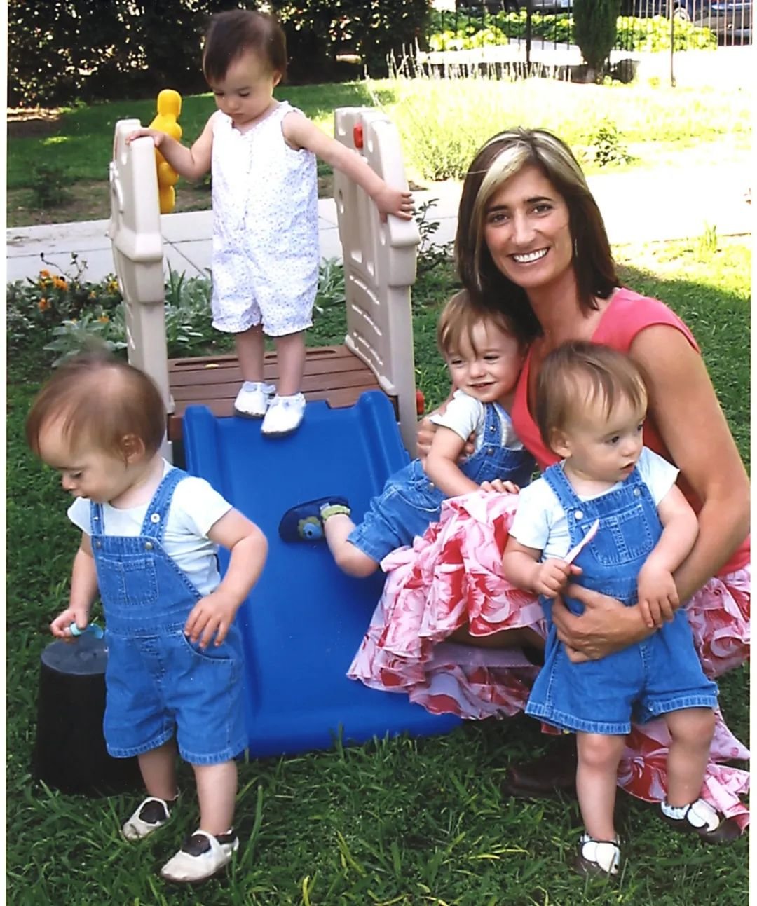 美国单身母亲Beth H.和她的四胞胎孩子。Beth H.在将近40岁的时候通过人工授精的方式怀上了四胞胎。(@视觉中国 图)