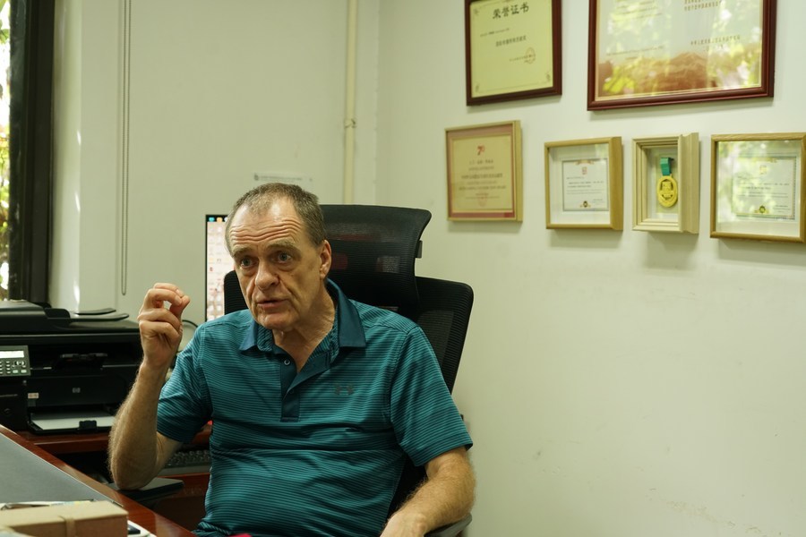 大卫·弗格森在办公室接受新华社记者专访。新华社记者 朱昊晨 摄