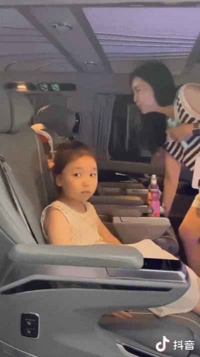 还记得韩国表情包小女孩黄河温吗?长这么大了? 还记得韩国表情包小女孩黄河温吗?长这么大了?