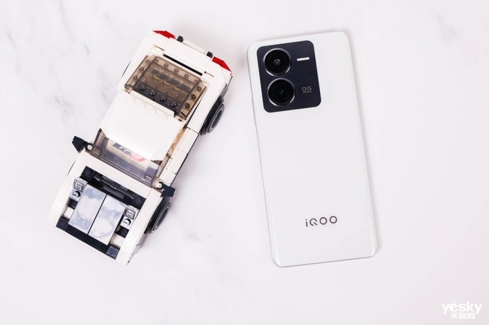 iQOO Z8评测:充电五分钟游戏两小时 千元电竞水桶机