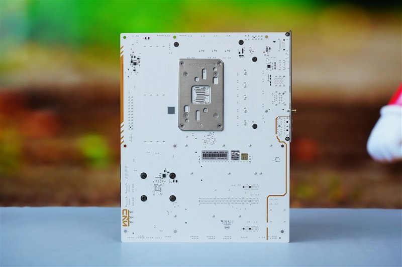 PCIe 5.0全拉满!七彩虹CVN B650 GAMING FROZEN V14评测:同价位最好的大板