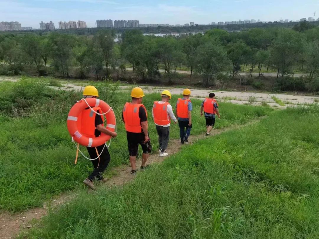 永定河管理处工作人员正在巡堤查险 北京市永定河管理处供图