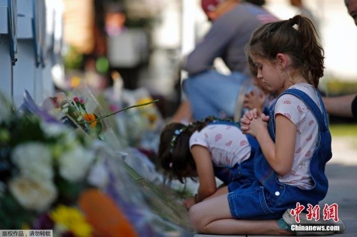 当地时间2022年5月26日，美国得克萨斯州尤瓦尔迪市，民众悼念小学枪击案遇害者。