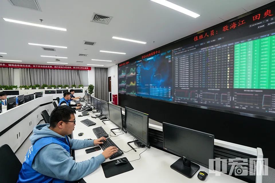 该中心负责人介绍,政务数据访问有一套严格的控制机制,只有经过授权的人员才能访问政务数据信息系统。同时,他们对系统进行了加密处理,确保数据在传输和存储过程中不会被窃取或篡改。中宏网记者 富宇 摄