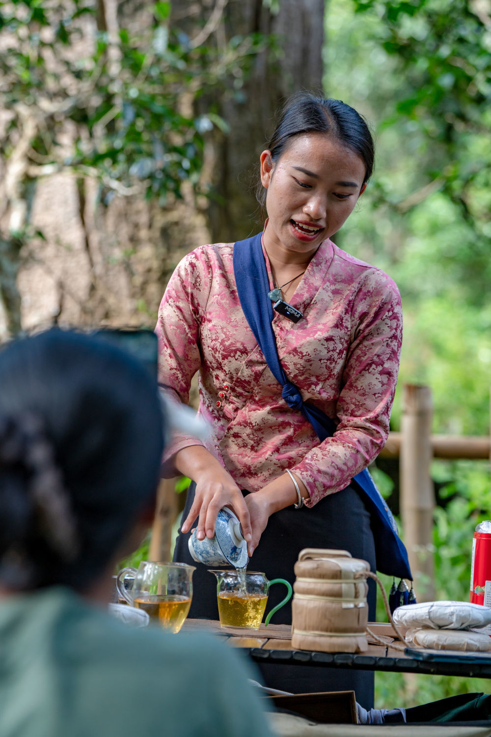 在景迈山大平掌古茶林，一位傣族姑娘在直播卖茶（9月14日摄）。新华社记者 胡超 摄