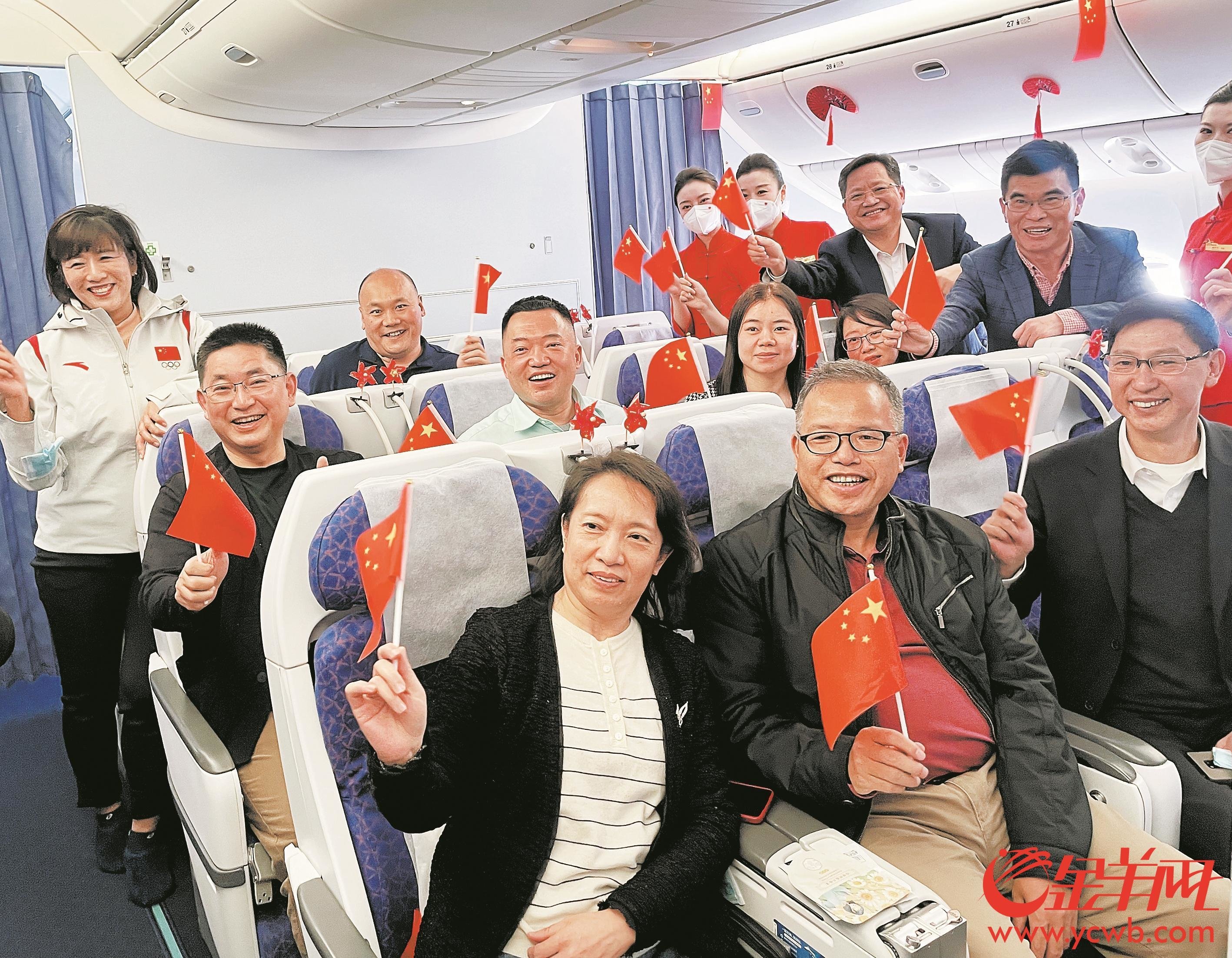 住粤全国政协委员在赴京飞机上,图源:羊城晚报