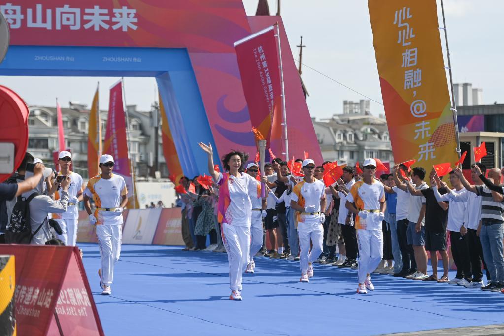 9月13日，火炬手罗瑜在火炬传递中。新华社记者 黄宗治 摄