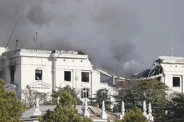 这是9月22日在黑海港口城市塞瓦斯托波尔拍摄的俄罗斯黑海舰队总部的受损建筑。图源塔斯社