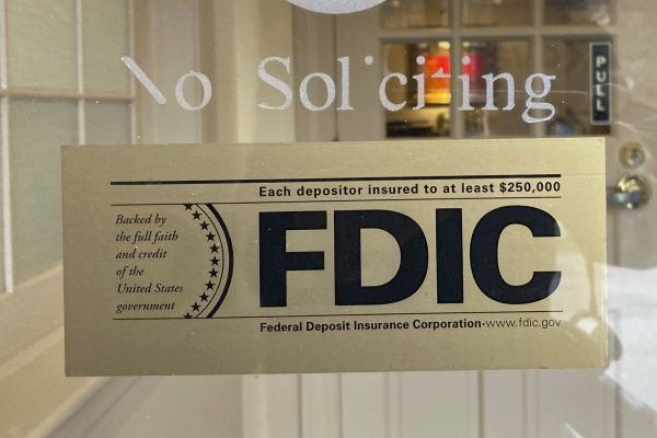 3月11日，马萨诸塞州一家硅谷银行分行窗户上张贴的联邦储蓄保险公司标志。该公司为每个账户最多25万美元的存款提供保险。（美联社）