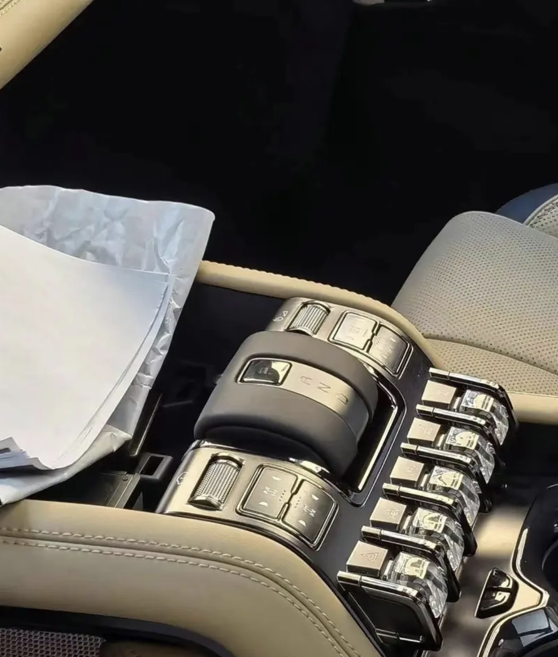 方程豹5实拍曝光 路虎卫士+福特烈马?预计售价40万元