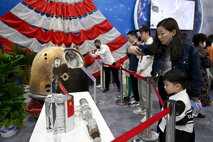观众在安徽合肥举办的以“走向世界的中国航天”为主题的展览上参观嫦娥五号返回器等实物展品（2023年4月24日摄）。新华社记者 黄博涵 摄