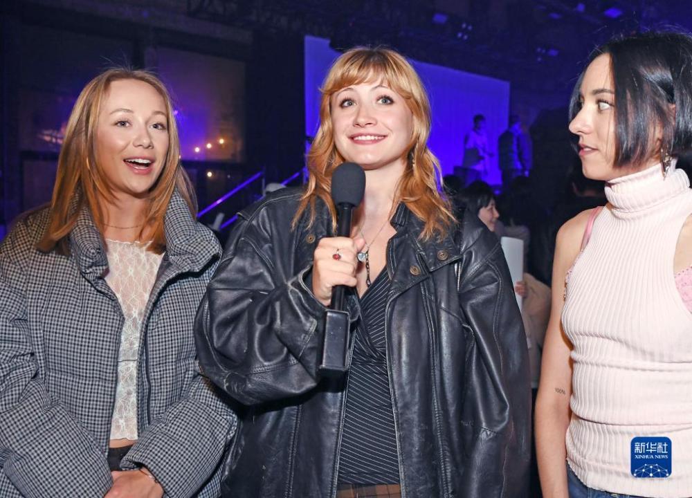 11月25日，在美国纽约，观众西尔薇&middot;施泰格（中）接受采访。她告诉记者，五条人是她见过最好的乐队之一，她首次观看就非常喜欢他们的表演。新华社记者 李睿 摄