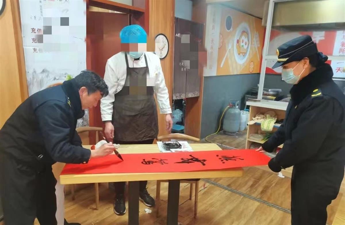城管人员现场书写春联
