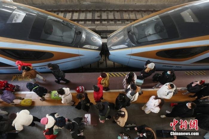 1月27日，旅客在南京火车站出行。当日是春节假期最后一天，长三角铁路迎来返程客流。 中新社记者 泱波 摄