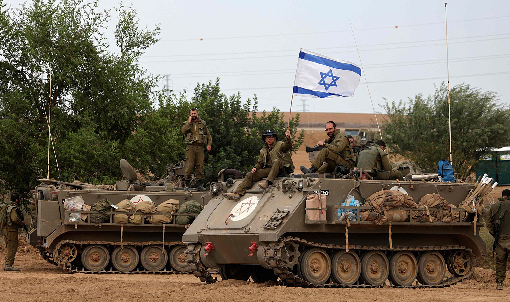 当地时间2023年10月9日，以色列士兵乘坐装甲车在以色列与加沙边境集结。