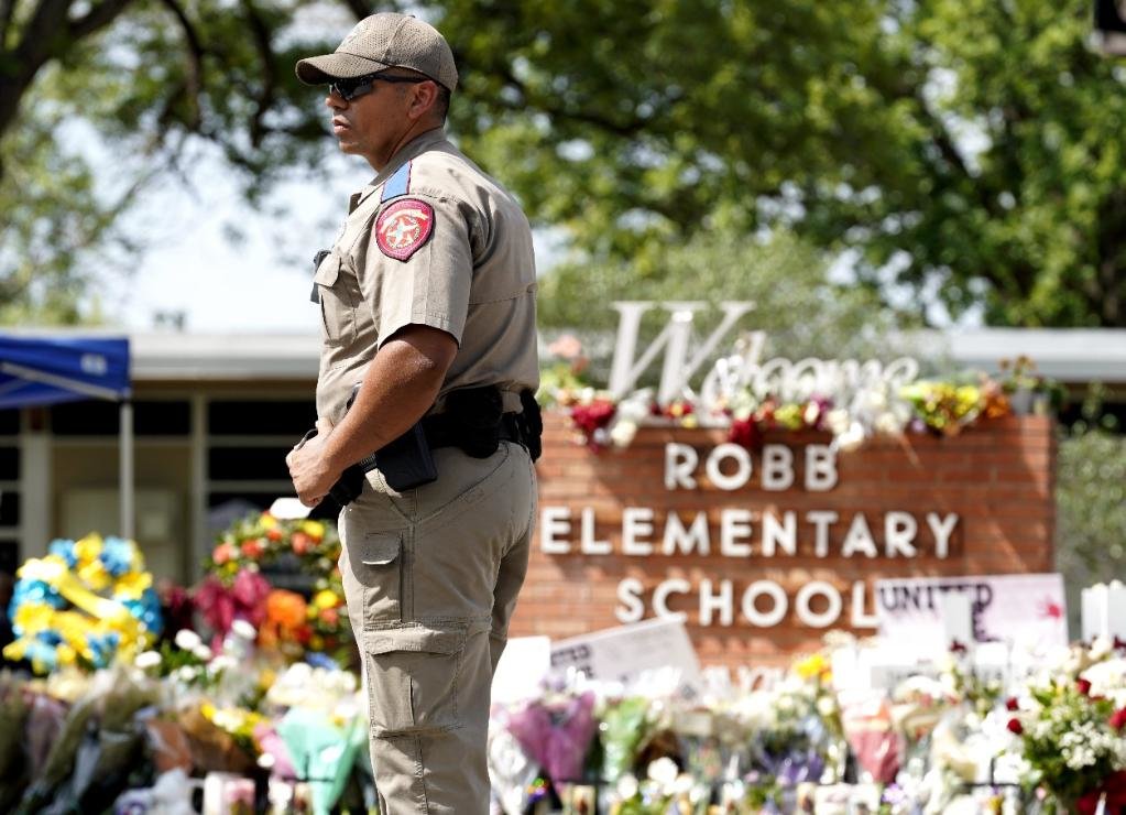 2022年5月27日，警察在美国得克萨斯州南部尤瓦尔迪市发生枪击事件的小学外执勤。新华社记者吴晓凌摄