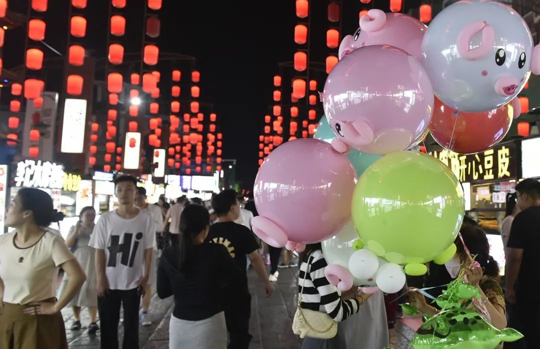 这是7月11日晚拍摄的洛阳十字街小吃一条街夜景。 新华社记者 鲁鹏 摄