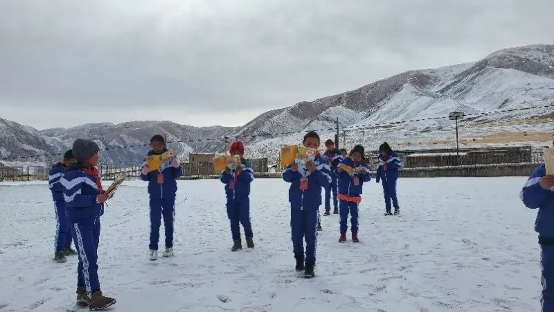 高海拔地区常年下雪，寄宿制学校的孩子们拿着书在操场上背书。