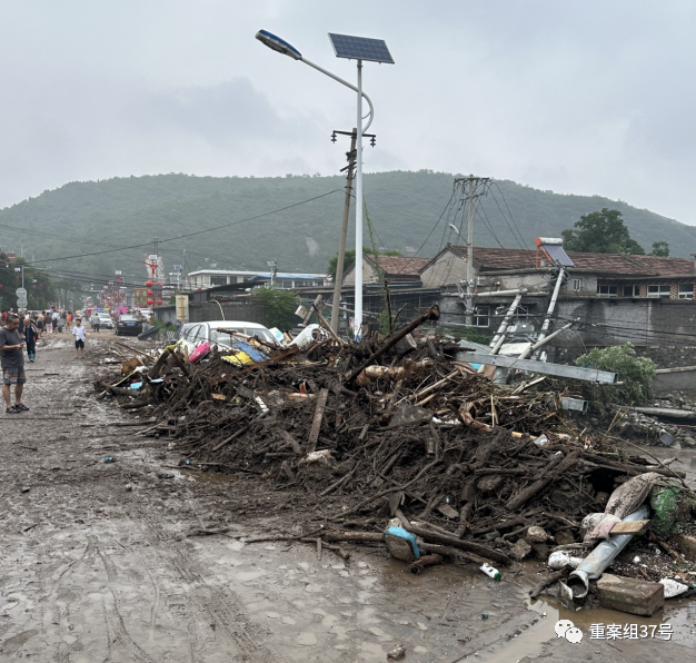 8月1日，水峪嘴村门口的一处石桥栅栏被冲毁。 新京报记者 慕宏举 摄