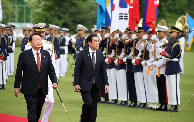 日韩重启“穿梭外交”：岸田先拜显忠院，尹锡悦准备了两种酒_凤凰网