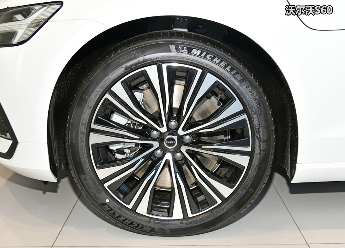 谁是更运动的豪华中级车?沃尔沃S60对比宝马3系